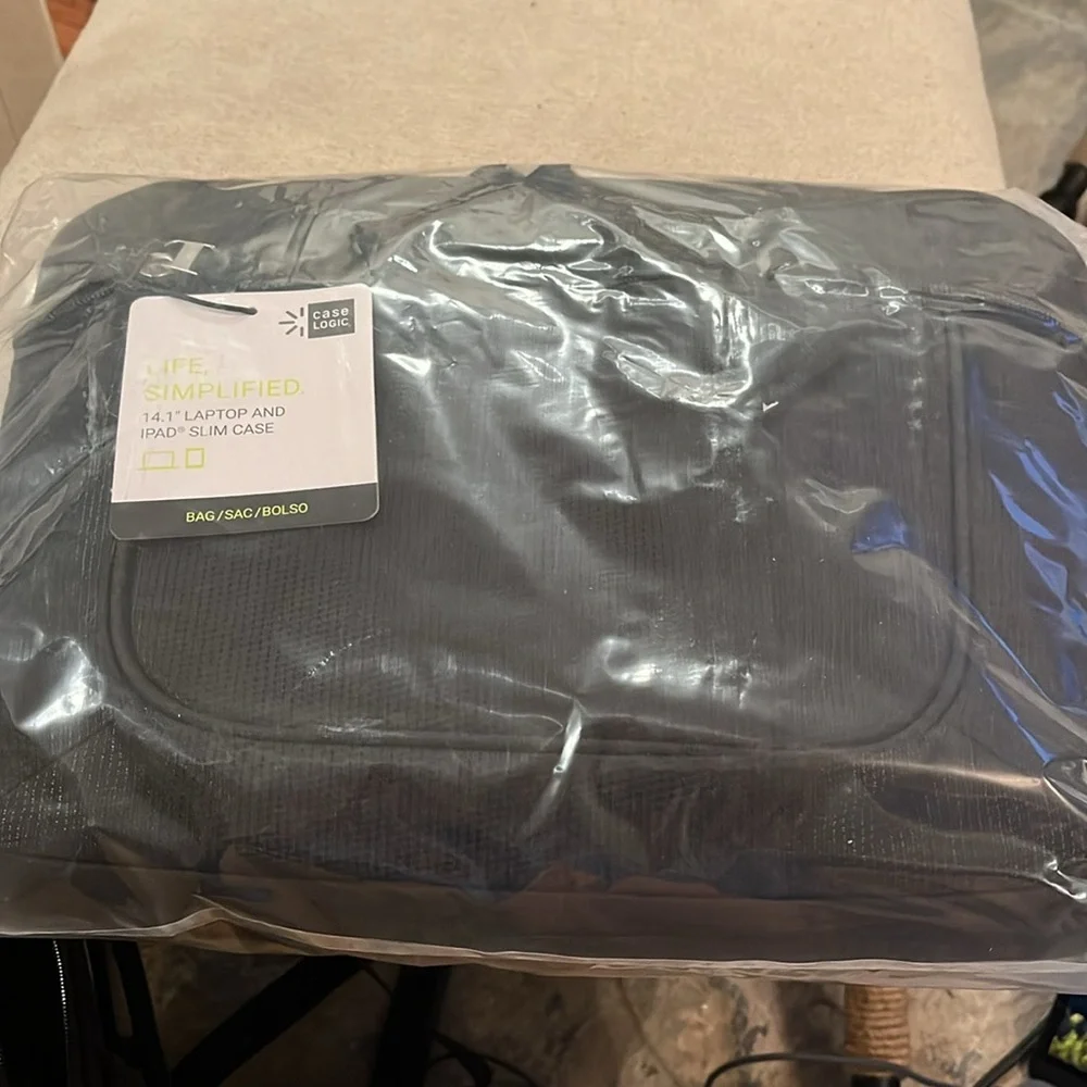 Case Logic 14.1-Inch Laptop and iPad Slim Case (Black)/NWT